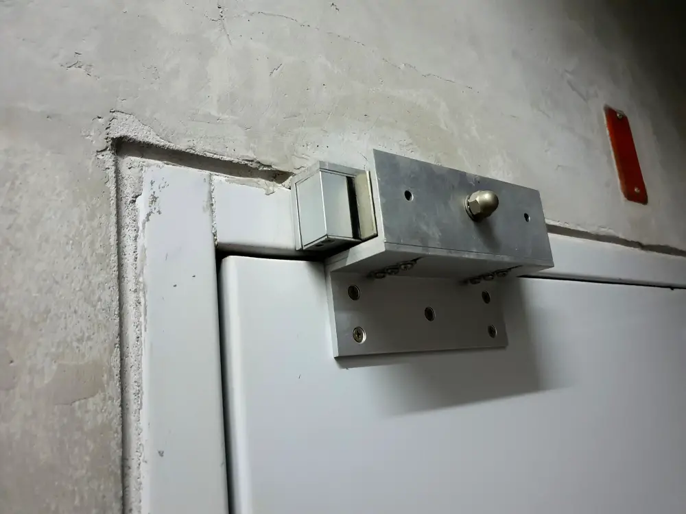 magnetic latch lock