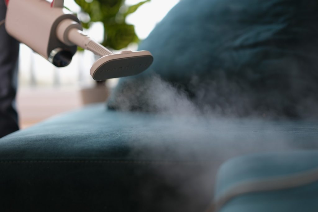 Steam vacuum cleaner for cleaning couch